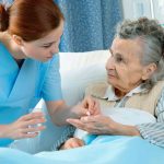 مراقبت شبانه روزی از بیمار بدحال در منزل چگونه انجام میشود؟